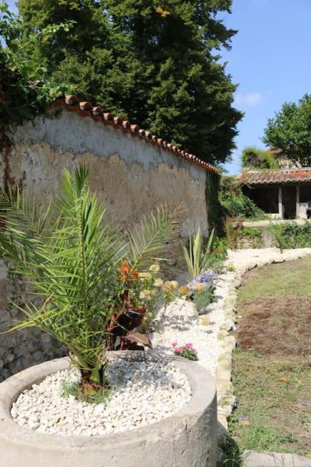 As Seen On A New Life In The Sun - Beautiful 3 Bedroom Cottage With Shared Pool Montboyer Exterior foto
